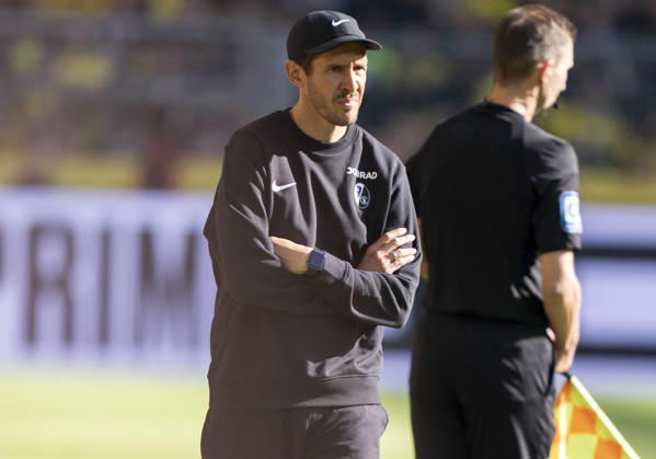 Julian Schuster (SC Freiburg, Trainer) enttaeuscht, enttaeuscht schauend, dissapointed, traurig, frustiert, frust, gefrustet, frustrated Borussia Dortmund - SC Freiburg, 31. Spieltag, 1. Bundesliga in Dortmund, Signal Iduna Park DFL regulations prohibit any use of photographs as image sequences and or quasi-video. Copyright: HMBxMedia xMarcoxBader