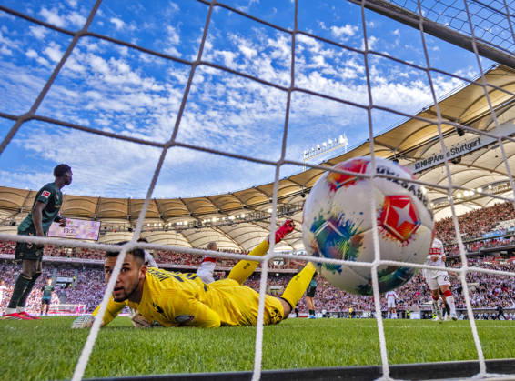 Sport Bilder des Tages 26.04.2026, Fussball 1. Bundesliga 2025 2026, 31.Spieltag, VfB Stuttgart - SV Werder Bremen, in der MHP-Arena Stuttgart, Torwart Mio Backhaus (vorne, Werder Bremen) geschlagen am Boden nach dem Kopfballtor zum 1:1 Ausgleich von Ermedin Demirovic (hinten jubelnd, Stuttgart)