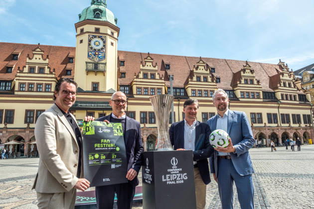Die Trophäe der UEFA Conference League steht im Mittelpunkt des Fan Festivals auf dem Markt in Leipzig. Rund um das Finale am 27. Mai 2026 verwandelt sich die Innenstadt in eine große Fan-Zone mit Konzerten, Mitmachaktionen und internationaler Fußball-Atmosphäre. Von Links: Tom Scheunemann, Dirk Deumeland, Heiko rosenthal, Stefan Schädler Programm Fanfest Finale Conference League