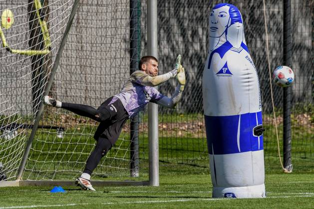 Ben Voll ( Pauli ) am Ball Deutschland , Hamburg , Trainingsgelände an der Kollaustrasse , Fussball , 1. Bundesliga , Training des FC St Pauli