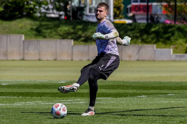 Ben Voll ( Pauli ) am Ball Deutschland , Hamburg , Trainingsgelände an der Kollaustrasse , Fussball , 1. Bundesliga , Training des FC St Pauli