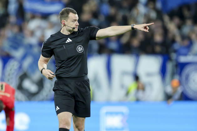Schiedsrichter Richard Hempel gestikuliert, 2. Bundesliga, SV Darmstadt 98 v SV 07 Elversberg, Merck-Stadion am Böllenfalltor am 25. April 2026 in Darmstadt, Deutschland. (Foto von Marco Steinbrenner DeFodi Images) Schiedsrichter Richard Hempel gestures, 2. Bundesliga, SV Darmstadt 98 v SV 07 Elversberg, Merck-Stadion am Böllenfalltor, April 25, 2026 in Darmstadt, Germany. (Photo by Marco Steinbrenner DeFodi Images) -