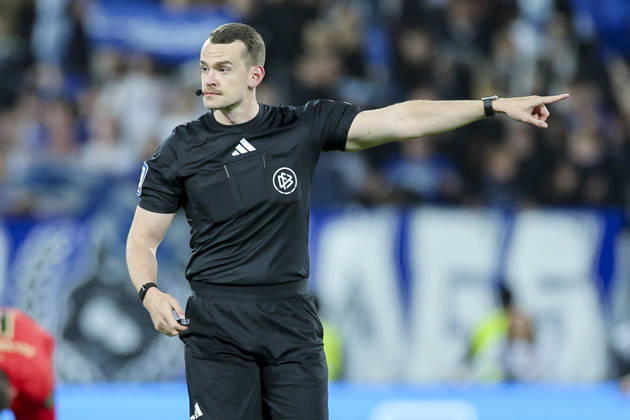 Schiedsrichter Richard Hempel gestikuliert, 2. Bundesliga, SV Darmstadt 98 v SV 07 Elversberg, Merck-Stadion am Böllenfalltor am 25. April 2026 in Darmstadt, Deutschland. (Foto von Marco Steinbrenner DeFodi Images) Schiedsrichter Richard Hempel gestures, 2. Bundesliga, SV Darmstadt 98 v SV 07 Elversberg, Merck-Stadion am Böllenfalltor, April 25, 2026 in Darmstadt, Germany. (Photo by Marco Steinbrenner DeFodi Images) -