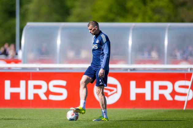30.04.2026, Fussball, Training des FC Schalke 04. Edin Dzeko (FC Schalke 04). Gelsenkirchen Trainingsgelände FC Schalke 04 NRW Deutschland xRHR-FOTO YYx Copyright: RHR-FOTOx RHR-FOTO YY