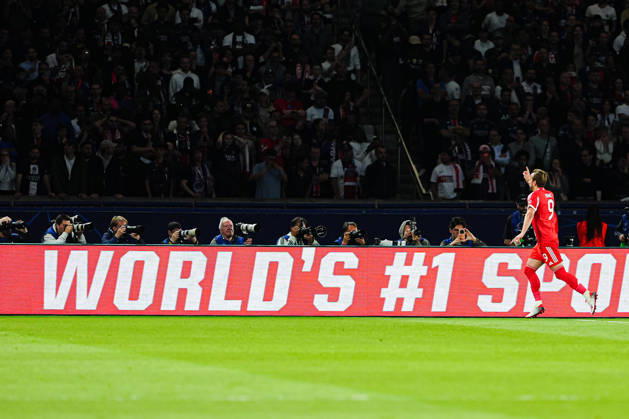 Torjubel nach Tor zum 0:1 per Elfmeter Strafstoss Harry Kane (FC Bayern München, 09), Auf LED-Bande steht WorldÂ s 1 FRA, Paris St. Germain vs. FC Bayern München, Fussball, UEFA Champions League, Halbfinale, Spielzeit 2025 2026, 28.04.2026 FRA, Paris St. Germain vs. FC Bayern München, Fussball, UEFA Champions League, Halbfinale, Spielzeit 2025 2026, 28.04.2026 Paris Copyright: xEibner-Pressefoto MarcelxvonxFehrnx EP_MFN