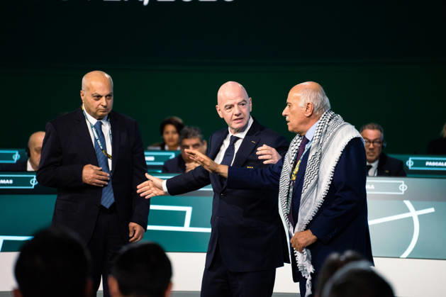 VANCOUVER, CANADA - APRIL 30: FIFA President Gianni Infantino attempts to ease tensions between Israel Football Association Vice President Basim Sheikh and Palestinian Football Association President Jibril Rajoub by asking them to take a photo together during the 76th FIFA Congress meeting at the Vancouver Convention Centre on April 30, 2026 in Vancouver, British Columbia, Canada. Copyright: xAmyxElle SPPx Sportspressphoto_SPR138767