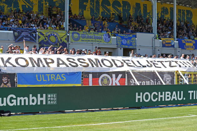 Sport Bilder des Tages Fußball Regionalliga Nordost: 1. FC Lok Leipzig - BFC Preussen; 02.05.2026 Protestbanner für das Kompass-Modell bei der Regionalliga-Reform. Die Fans werfen kleine Kompasse von den Rängen. Fußball, Regionalliga Nordost, Saison 2025 2026, 32. Spieltag: 1. FC Lok Leipzig vs. BFC Preussen Berlin 1894 am 02.05.2026 im Bruno-Plache-Stadion, Leipzig. Copyright: xBEAUTIFULxSPORTS JanxKaeferx