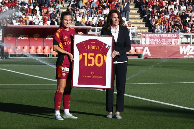 CALCIO - Serie A Femminile - AS Roma vs Ternana Women 02.05.2026 Roma vs Ternana (Serie A) Calcio; Femminile Nella foto: Haavi, Bavagnoli premiazione per le 150 presenze (Foto Gino Mancini) Roma Italy Copyright: xIPAxSport ABACAx
