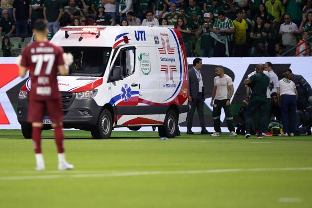 RECORD DATE NOT STATED Match between Palmeiras and Santos, valid for the 2026 Brazilian Championship. Sao Paulo (SP), 02 05 2026 - Brasileirao Palmeiras vs Santos - An ambulance enters the field to attend to a fan who fell from the stands during the match between Palmeiras and Santos, valid for the 14th round of the Brazilian football championship, at Allianz Parque on the night of Saturday, May 2nd, 2026, Brazil. Credit: William Oliveira PhD Press TheNews2(Foto: Phd Press Thenews2 imago images) SPO Copyright: xPHDxPRESSx