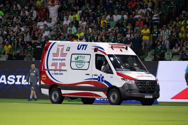 RECORD DATE NOT STATED Match between Palmeiras and Santos, valid for the 2026 Brazilian Championship. Sao Paulo (SP), 02 05 2026 - Brasileirao Palmeiras vs Santos - An ambulance enters the field to attend to a fan who fell from the stands during the match between Palmeiras and Santos, valid for the 14th round of the Brazilian football championship, at Allianz Parque on the night of Saturday, May 2nd, 2026, Brazil. Credit: William Oliveira PhD Press TheNews2(Foto: Phd Press Thenews2 imago images) SPO Copyright: xPHDxPRESSx