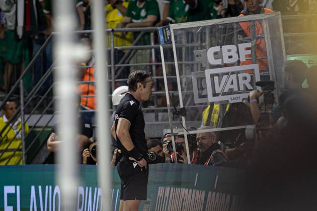 RECORD DATE NOT STATED Match between Palmeiras and Santos, valid for the 2026 Brazilian Championship. Sao Paulo (SP), 02 05 2026 - Brasileirao Palmeiras vs Santos - Referee Raphael Claus disallows Palmeiras goal, match between Palmeiras and Santos valid for the 14th round of the Brazilian football championship, at Allianz Parque on the night of Saturday, May 2, 2026, Brazil. Credit: William Oliveira PhD Press TheNews2(Foto: Phd Press Thenews2 imago images) SPO Copyright: xPHDxPRESSx