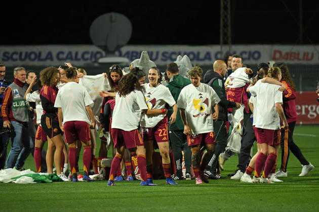 CALCIO - Serie A Femminile - AS Roma vs Ternana Women Roma players celebrate winning the championship during the match Serie A Women s AS Roma v Ternana at The Fontane stadium in Rome, Italy, May 02nd, 2026 Mattia Vian Roma Italy Copyright: xIPAxSport ABACAx