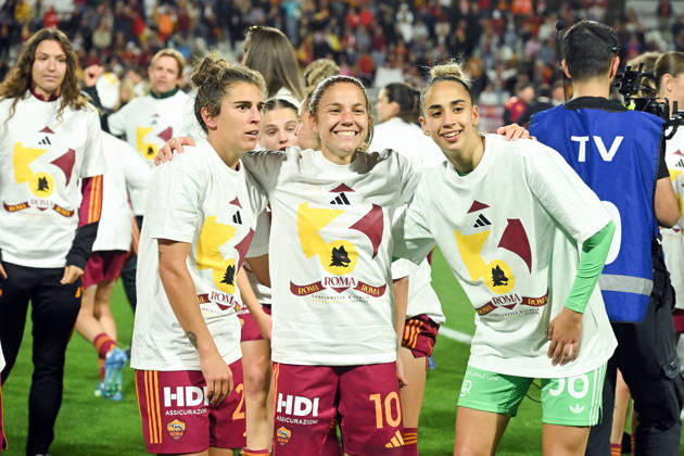 CALCIO - Serie A Femminile - AS Roma vs Ternana Women Roma players Valentina Bergamaschi of AS Roma, Manuela Giugliano of AS Roma ,Valentina Soggiu of AS Romac elebrate winning the championship during the match Serie A Women s AS Roma v Ternana at The Fontane stadium in Rome, Italy, May 02nd, 2026 Mattia Vian Roma Italy Copyright: xIPAxSport ABACAx