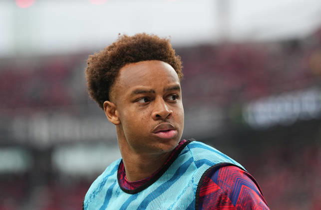 Assan Ouedraogo (RB Leipzig) schaut waehrend des spiels der 1.Bundesliga zwischen Bayer Leverkusen gegen RB Leipzig, BayArena, Leverkusen, Germany am 02. May 2026. (Foto von Thor Wegner DeFodi Images) +++ Assan Ouedraogo (RB Leipzig) looks on during Bayer Leverkusen and RB Leipzig,1.Bundesliga, at BayArena, Leverkusen, Germany on May 2, 2026. Thor Wegner DeFodi Images . (Photo by DeFodi Images) -