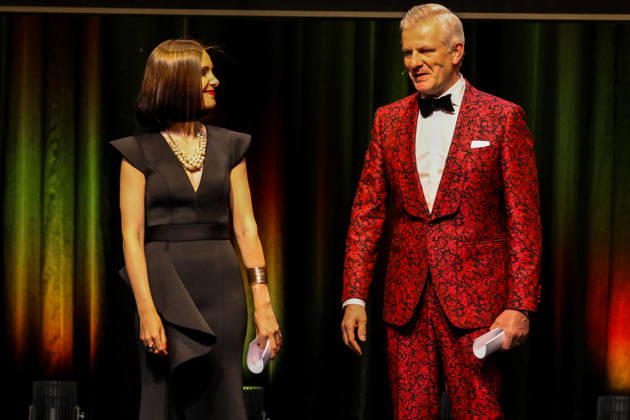 Fussball: Schweiz: SAFP Golden 11 Award; Kultur & Kongresshaus Aarau, 04.05.2026 (Aarau, Schweiz); Rainer Maria Salzgeber und Cloe Salzgeber, Moderatoren des Golden 11 Award 2026 Aarau Kultur&Kongresshaus Aarau Aargau Schweiz Copyright: xAmiirxAmedjouax