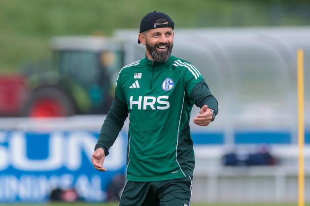 07.05.2026, Fussball, Training des FC Schalke 04. Trainer Miron Muslic (FC Schalke 04) winkt den Fans und lacht. Gelsenkirchen Trainingsgelände FC Schalke 04 NRW Deutschland xRHR-FOTO YYx Copyright: RHR-FOTOx RHR-FOTO YY