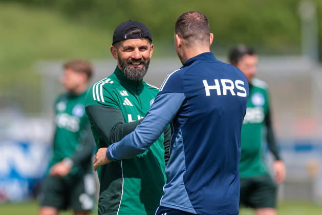 07.05.2026, Fussball, Training des FC Schalke 04. Trainer Miron Muslic (FC Schalke 04) begrüßt Edin Dzeko (FC Schalke 04). Gelsenkirchen Trainingsgelände FC Schalke 04 NRW Deutschland xRHR-FOTO YYx Copyright: RHR-FOTOx RHR-FOTO YY