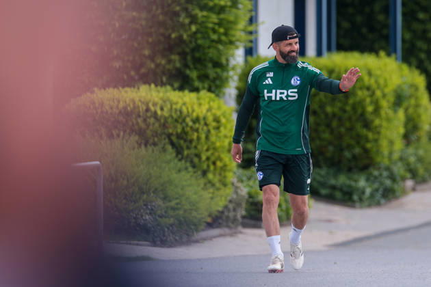 07.05.2026, Fussball, Training des FC Schalke 04. Trainer Miron Muslic (FC Schalke 04) winkt den Fans und lacht. Gelsenkirchen Trainingsgelände FC Schalke 04 NRW Deutschland xRHR-FOTO YYx Copyright: RHR-FOTOx RHR-FOTO YY