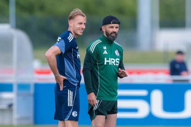 07.05.2026, Fussball, Training des FC Schalke 04. v. l. Timo Becker (FC Schalke 04) spricht mit Trainer Miron Muslic (FC Schalke 04). Gelsenkirchen Trainingsgelände FC Schalke 04 NRW Deutschland xRHR-FOTO YYx Copyright: RHR-FOTOx RHR-FOTO YY