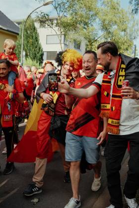 22.06.24, Football, UEFA EURO, EM, Europameisterschaft,Fussball 2024, Belgium Fan March, Belgium supporters wearing national team, Nationalteam shirts, scarves and flags take a selfie while walking through Cologne, Germany, during the Belgian fan march before the UEFA Euro 2024 match against Romania. Cologne RheinEnergie Stadium NRW Deutschland