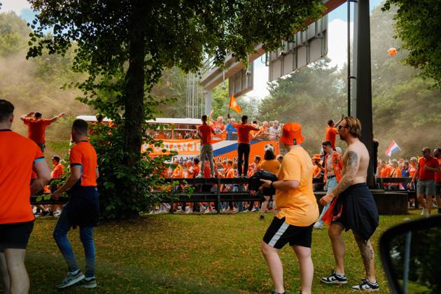 10.07.24, Football, UEFA EURO, EM, Europameisterschaft,Fussball 2024, Netherlands Fan March Netherlands fans in orange shirts gather around an orange supporter bus during the Dutch fan march in Dortmund, Germany, ahead of the UEFA Euro 2024 semi-final match between the Netherlands and England. Dortmund Dortmund NRW Germany