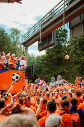 10.07.24, Football, UEFA EURO, EM, Europameisterschaft,Fussball 2024, Netherlands Fan March A large crowd of Netherlands supporters in orange gathers around a Dutch fan bus during the fan march in Dortmund, Germany, ahead of the UEFA Euro 2024 semi-final match against England. Dortmund Dortmund NRW Germany