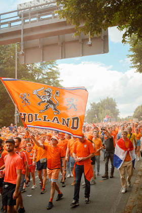 10.07.24, Football, UEFA EURO, EM, Europameisterschaft,Fussball 2024, Netherlands Fan March A large orange Holland flag is carried above Netherlands supporters during the Dutch fan march in Dortmund, Germany, ahead of the UEFA Euro 2024 semi-final against England. Dortmund Dortmund NRW Germany