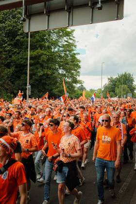 10.07.24, Football, UEFA EURO, EM, Europameisterschaft,Fussball 2024, Netherlands Fan March A large crowd of Netherlands supporters in orange shirts walks through Dortmund, Germany, during the Dutch fan march ahead of the UEFA Euro 2024 semi-final match between the Netherlands and England. Dortmund Dortmund NRW Germany
