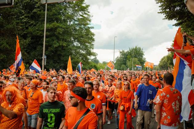 10.07.24, Football, UEFA EURO, EM, Europameisterschaft,Fussball 2024, Netherlands Fan March Netherlands fans in orange fill the street in Dortmund, Germany, waving Dutch flags and orange supporter flags during the fan march before the UEFA Euro 2024 semi-final against England. Dortmund Dortmund NRW Germany