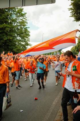 10.07.24, Football, UEFA EURO, EM, Europameisterschaft,Fussball 2024, Netherlands Fan March Netherlands supporters carry a large orange, white and blue flag above the crowd during the Dutch fan march in Dortmund, Germany, ahead of the UEFA Euro 2024 semi-final match against England. Dortmund Dortmund NRW Germany