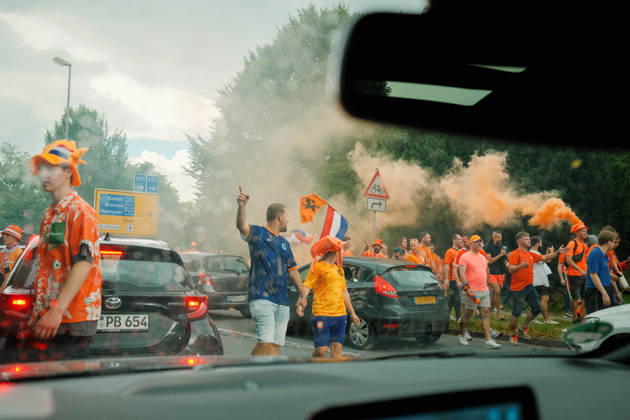10.07.24, Football, UEFA EURO, EM, Europameisterschaft,Fussball 2024, Netherlands Fan March Netherlands fans and traffic mix on a road in Dortmund, Germany, as orange smoke rises during the Dutch fan march ahead of the UEFA Euro 2024 semi-final match against England. Dortmund Dortmund NRW Germany