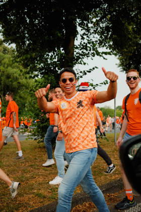 10.07.24, Football, UEFA EURO, EM, Europameisterschaft,Fussball 2024, Netherlands Fan March A smiling Netherlands supporter in an orange national team, Nationalteam shirt gives two thumbs up while walking with other Dutch fans during the fan march in Dortmund, Germany, before the UEFA Euro 2024 semi-final against England. Dortmund Dortmund NRW Germany
