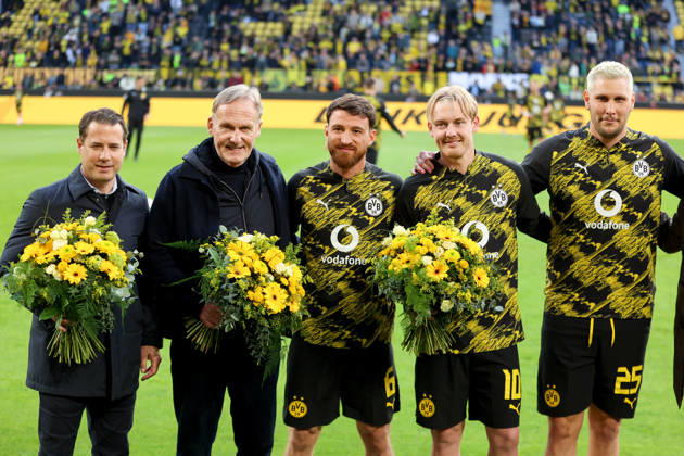 v.li. Lars Ricken (Geschäftsführer Borussia Dortmund), Hans-Joachim Watzke (Präsident Borussia Dortmund), Salih Oezcan (Borussia Dortmund), Julian Brandt (Borussia Dortmund), Niklas Suele (Borussia Dortmund) bei der Verabschiedung GER, Borussia Dortmund gegen Eintracht Frankfurt, Fussball, 1.Liga, 33.Spieltag, Spielzeit 2025 2026, 08.05.2026 DFL REGULATIONS PROHIBIT ANY USE OF PHOTOGRAPHS AS IMAGE SEQUENCES AND OR QUASI-VIDEO GER, Borussia Dortmund gegen Eintracht Frankfurt, Fussball, 1.Liga, 33.Spieltag, Spielzeit 2025 2026, 08.05.2026 Dortmund Copyright: xEibner-Pressefoto FrankxZeisingx EP_FZG