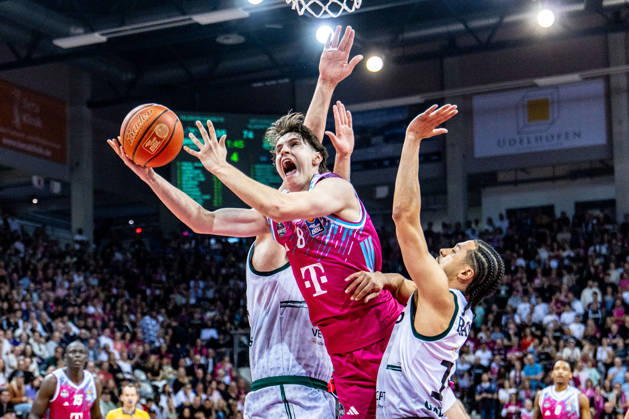 Kenan Reinhart (Telekom Baskets Bonn, 08) wird von Evans Rapieque (VET-CONCEPT Gladiators Trier, 21) gefoult Telekom Baskets Bonn vs. VET-CONCEPT Gladiators Trier, Basketball, easy Credit BBL, 33. Spieltag, 2025 2026, 08.05.2026 Telekom Baskets Bonn vs. VET-CONCEPT Gladiators Trier, Basketball, easy Credit BBL, 33. Spieltag, 2025 2026, 08.05.2026 Bonn Copyright: xEibner-Pressefoto GerhardxWingenderx EP_GWR