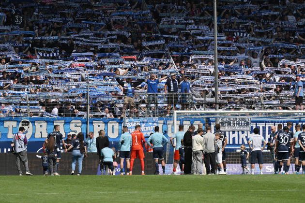 Bochums Spieler feiern mit den Fans das 1:1 und den Klassenerhalt 09.05.2026, Fussball 2. Bundesliga, Saison 2025 2026, 33. Spieltag, VfL Bochum - Hannover 96 1:1 DFL regulations prohibit any use of photographs as image sequences and or quasi-video Bochum Vonovia Ruhrstadion Nordrhein Westfalen Deutschland