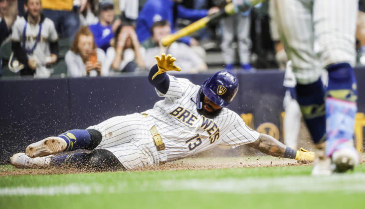 Milwaukee Brewers third baseman Luis Rengifo scores the winning run on a sacrifice fly ball hit by Milwaukee Brewers catcher William Contreras in the tenth inning of the MLB, Baseball Herren, USA game between the New York Yankees and the Milwaukee Brewers at American Family Field in Milwaukee, Wisconsin on Saturday, May 9, 2026. The Brewers defeated the Yankees 4-3.  MIL20260509844 TANNENxMAURY