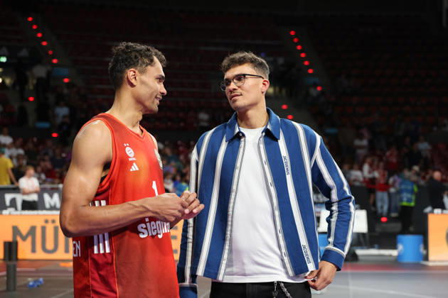 Oscar da Silva (FC Bayern Basketball, 01) mit seinem Bruder, dem NBA, Basketball Herren, USA Spieler Tristan da Silva (Orlando Magic), GER, FC Bayern Basketball vs. EWE Baskets Oldenburg, Basketball, easycredit Basketball Bundesliga, 34. Spieltag, Saison 2025 2026, 10.05.2026, GER, FC Bayern Basketball vs. EWE Baskets Oldenburg, Basketball, easycredit Basketball Bundesliga, 34. Spieltag, Saison 2025 2026, 10.05.2026 Muenchen Copyright: xEibner-Pressefoto JennixMaulx EP_JML