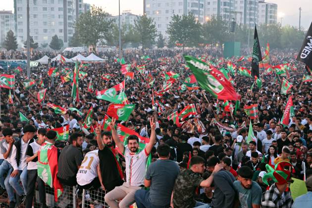 Kurdish football team Amedspor has been promoted to the Turkey Super League - 10 May 2026 People are seen participating in the championship celebration with club flags in Diyarbakir s Newroz Park. The championship of Amedspor, the football team from Diyarbakir, Turkey s largest Kurdish city, in the Turkish 1st League and its promotion to the Super League was celebrated with an enthusiastic festival held in Newroz Park, attended by hundreds of thousands of people. During the celebration, the championship trophy was held aloft by Amedspor players, creating an exciting display. Amedspor is a team supported by millions of Kurds living in the Middle East, including Iraq, Syria, Iran, Turkey, and Europe. In Turkey, the Kurdish identity is not officially recognized, and peace talks between the imprisoned leader of the Kurdish organization PKK, Abdullah Öcalan, and Turkish state authorities continue after the PKK laid down its arms. Diyarbakir Turkey Copyright: xMehmetxMasumxSuerx xSOPAxImagesx amd10_MMSuer