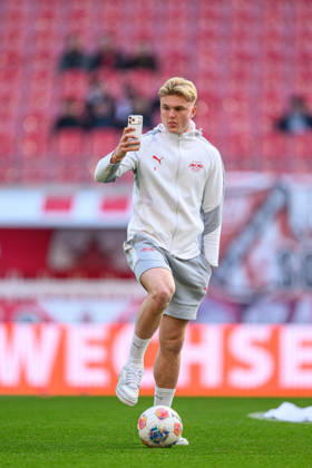 Leipzigs Conrad Harder beim Pitch Walk. Fussball 1. Bundesliga, 31. Spieltag: RB Leipzig - 1. FC Union Berlin 3-1. 24. April 2026: Leipzig, Red Bull Arena. RB Leipzig - 1. FC Union Berlin 3-1