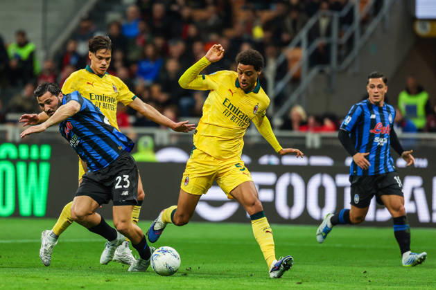 CALCIO - Serie A - AC Milan vs Atalanta BC Photo by IPA ABACAPRESS.COM84553036 - Sead Kolasinac of Atalanta BC competes for the ball with Koni De Winter of AC Milan during Serie A 2025 26 football match between AC Milan and Atalanta BC at San Siro Stadium in Milan, Italy Milan Italy Copyright: xIPAxSport ABACAx