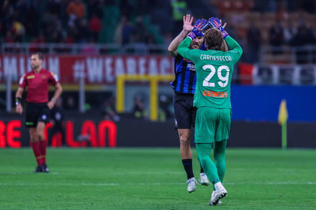 CALCIO - Serie A - AC Milan vs Atalanta BC Photo by IPA ABACAPRESS.COM84554387 - Marco Carnesecchi of Atalanta BC celebrates the victory at the end of the match during Serie A 2025 26 football match between AC Milan and Atalanta BC at San Siro Stadium in Milan, Italy Milan Italy Copyright: xIPAxSport ABACAx