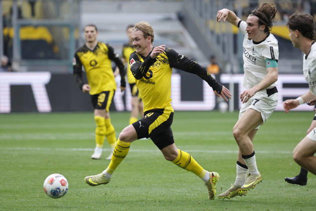 Moenchengladbach, Deutschland, Germany 1. Fussball Bundesliga, 32. Spieltag, Borussia Moenchengladbach : Borussia Dortmund 1-0 03. 05. 2026 im Borussia Park in Moenchengladbach Julian BRANDT (BVB) li..- und Rocco REITZ (MG) 2.v.re.- Photo: Norbert Schmidt, Duesseldorf