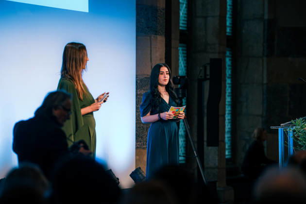 Deutschland, Aachen: Verleihung Jugendkarlspreis im Krönungssaal im Rathaus, Rahmenprogramm Karlspreis 2026 - Auszeichnung an Mario Draghi, Moderatorinnen Emma Neugebauer und Martina Monti, ehemalige Jugendkarlspreisträgerinnen Copyright: xThiemoxRudolphx