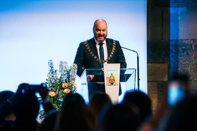 Deutschland, Aachen: Verleihung Jugendkarlspreis im Krönungssaal im Rathaus, Rahmenprogramm Karlspreis 2026 - Auszeichnung an Dr. Michael Ziemons (CDU) Oberbürgermeister der Stadt Aachen hält eine Rede Copyright: xThiemoxRudolphx
