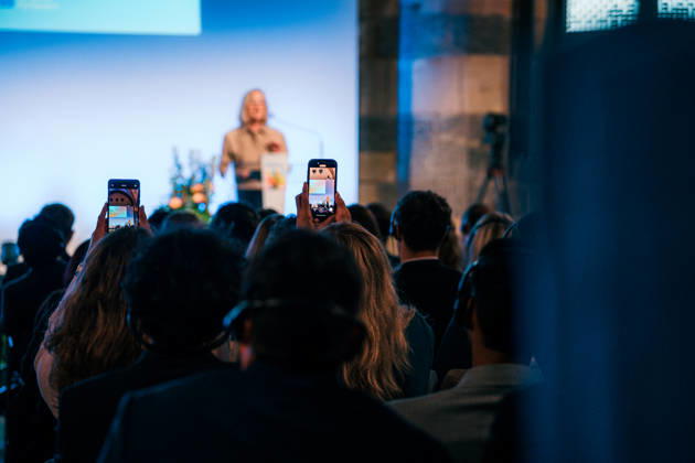 Deutschland, Aachen: Verleihung Jugendkarlspreis im Krönungssaal im Rathaus, Rahmenprogramm Karlspreis 2026 - Auszeichnung an Mario Draghi, Dr. Angela Maas, Karlspreis-Direktorium, Handys, Smartphones, Erinnerungen Copyright: xThiemoxRudolphx