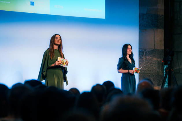 Deutschland, Aachen: Verleihung Jugendkarlspreis im Krönungssaal im Rathaus, Rahmenprogramm Karlspreis 2026 - Auszeichnung an Mario Draghi, Moderatorinnen Emma Neugebauer und Martina Monti, ehemalige Jugendkarlspreisträgerinnen, eröffnen die Veranstaltung Copyright: xThiemoxRudolphx