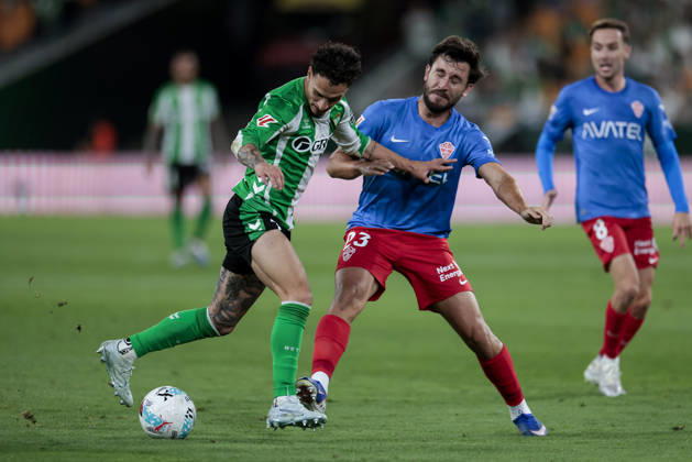 Real Betis V Elche CF - La Liga EA Sports Antony Matheus dos Santos of Real Betis competes for the ball with Victor Chust of Elche CF during the La Liga EA Sports match between Real Betis and Elche CF at La Cartuja Stadium in Seville, Spain, on May 12, 2026. Seville Spain Copyright: xJosexLuisxContrerasx originalFilename:joseluiscontreras-realbeti260512_np9Sb