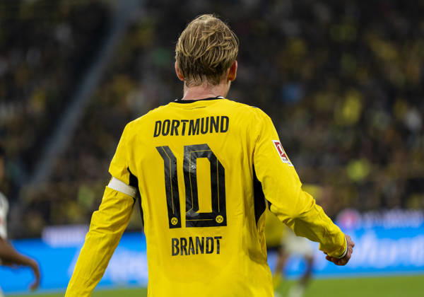 Julian BRANDT (Borussia Dortmund, 10) Rückenansicht. Borussia Dortmund - Eintracht Frankfurt, 33. Spieltag, 1. Bundesliga in Dortmund, Signal Iduna Park DFL regulations prohibit any use of photographs as image sequences and or quasi-video. Copyright: HMBxMedia xMarcoxBader