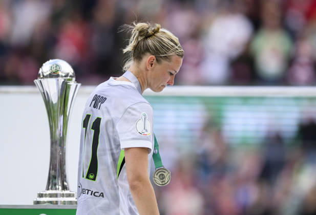 Siegerehrung, Alexandra POPP (WOB) geht am DFB vorbei, Frust. DFB-Pokal der Frauen Finale 2026, VfL Wolfsburg (WOB) - FC Bayern Muenchen (M), am 14.05.2026 in Koeln Deutschland. DFB regulations prohibit any use of photographs as image sequences and or quasi-video Â