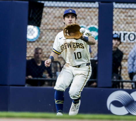 Milwaukee Brewers right fielder Sal Frelick fields a ball hit for a single by San Diego Padres catcher Freddy Fermin in the ninth inning of the MLB, Baseball Herren, USA game between the San Diego Padres and the Milwaukee Brewers at American Family Field in Milwaukee, Wisconsin on Thursday, May 14, 2026. The Brewers defeated the Padres 7-1.  MIL20260514833 TANNENxMAURY